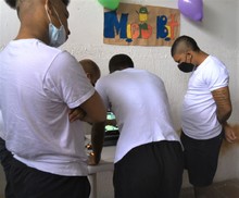 Estudiantes de pr&aacute;cticas restaurativas presentes en la Feria Cideca