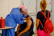 &iexcl;Adi&oacute;s tapabocas al aire libre! Cali alcanz&oacute; la meta del 70% de esquemas completos contra el covid-19