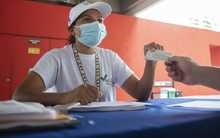 &iexcl;Adi&oacute;s tapabocas al aire libre! Cali alcanz&oacute; la meta del 70% de esquemas completos contra el covid-19