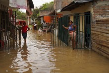 Alcald&iacute;a atiende afectados por alto nivel de caudal del r&iacute;o Cauca