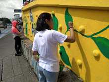 Retratos de mujeres dan color al puente de la calle 5&ordf; con 6&ordf;