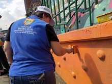 Retratos de mujeres dan color al puente de la calle 5&ordf; con 6&ordf;