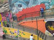 Retratos de mujeres dan color al puente de la calle 5&ordf; con 6&ordf;