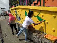 Retratos de mujeres dan color al puente de la calle 5&ordf; con 6&ordf;