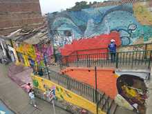 Retratos de mujeres dan color al puente de la calle 5&ordf; con 6&ordf;