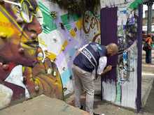 Retratos de mujeres dan color al puente de la calle 5&ordf; con 6&ordf;