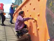 Retratos de mujeres dan color al puente de la calle 5&ordf; con 6&ordf;