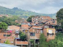 Contin&uacute;a atenci&oacute;n a hogares afectados por la temporada de lluvias