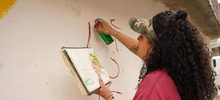 Comunidad pinta de paz sus fachadas en la Comuna 13 de Cali