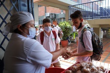 Comunidades educativas celebran restablecimiento de la alimentaci&oacute;n escolar