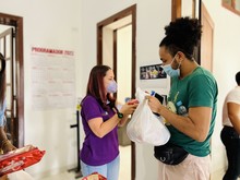 Entregados kits alimentarios a la poblaci&oacute;n LGBTIQ+