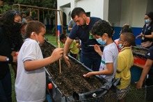 Los estudiantes del Instituto de Ciegos y Sordos sembraron su Huerta por la Vida 