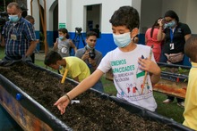 Los estudiantes del Instituto de Ciegos y Sordos sembraron su Huerta por la Vida 