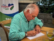 El t&eacute;cnico Pecoso Castro recibi&oacute; homenaje por sus 50 a&ntilde;os en el f&uacute;tbol 