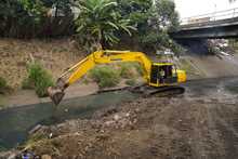  Emcali mete mano dura a basuras en canales de aguas lluvias 