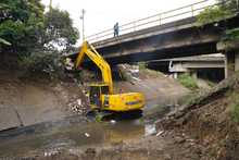 Emcali mete mano dura a basuras en canales de aguas lluvias 