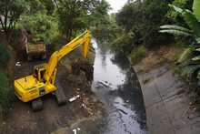 Emcali mete mano dura a basuras en canales de aguas lluvias 