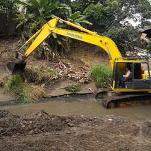 Emcali de frente contra la basura arrojada por inescrupulosos al canal Oriental de aguas lluvias