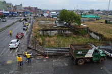 Emru lidera jornada de limpieza en punto cr&oacute;nico de basuras. 