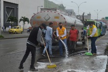 Emru lidera jornada de limpieza en punto cr&oacute;nico de basuras. 
