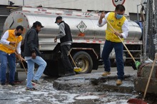 Emru lidera jornada de limpieza en punto cr&oacute;nico de basuras. 