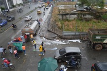 Emru lidera jornada de limpieza en punto cr&oacute;nico de basuras. 