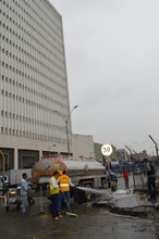 Emru lidera jornada de limpieza en punto cr&oacute;nico de basuras. 