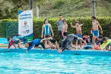 Ni&ntilde;os de Terr&oacute;n Colorado dan brazadas de ilusi&oacute;n en Tory Castro