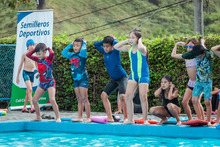 Ni&ntilde;os de Terr&oacute;n Colorado dan brazadas de ilusi&oacute;n en Tory Castro