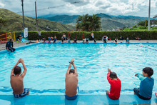 Ni&ntilde;os de Terr&oacute;n Colorado dan brazadas de ilusi&oacute;n en Tory Castro