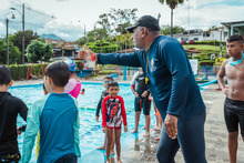 Ni&ntilde;os de Terr&oacute;n Colorado dan brazadas de ilusi&oacute;n en Tory Castro