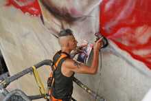 Con arte urbano, la hinchada escarlata rinde homenaje a Adri&aacute;n Ramos 