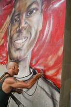 Con arte urbano, la hinchada escarlata rinde homenaje a Adri&aacute;n Ramos 