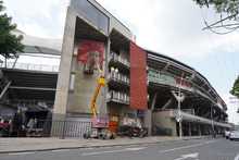 Con arte urbano, la hinchada escarlata rinde homenaje a Adri&aacute;n Ramos 