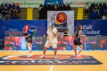 Periodistas, invitados especiales para cuartos de final de baloncesto en el Coliseo El Pueblo 