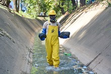 Limpiar canales de aguas lluvias, la tit&aacute;nica tarea que adelantan los &lsquo;topos&rsquo; de Emcali