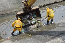 Limpiar canales de aguas lluvias, la tit&aacute;nica tarea que adelantan los &lsquo;topos&rsquo; de Emcali