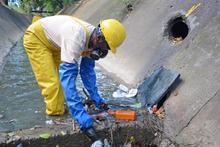 Limpiar canales de aguas lluvias, la tit&aacute;nica tarea que adelantan los &lsquo;topos&rsquo; de Emcali