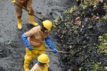Limpiar canales de aguas lluvias, la tit&aacute;nica tarea que adelantan los &lsquo;topos&rsquo; de Emcali