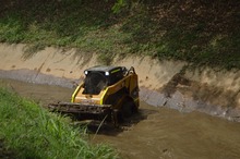 Limpiar canales de aguas lluvias, la tit&aacute;nica tarea que adelantan los &lsquo;topos&rsquo; de Emcali