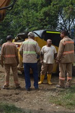 Limpiar canales de aguas lluvias, la tit&aacute;nica tarea que adelantan los &lsquo;topos&rsquo; de Emcali