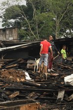 En Las Palmas, 14 hogares damnificados del incendio recibieron ayuda de la Alcald&iacute;a