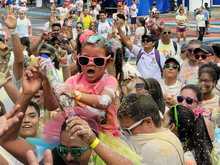 Los cale&ntilde;os no se cansan de la calle y la diversi&oacute;n