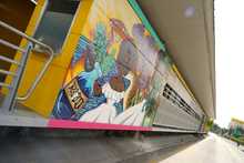 El MIO se llena de color