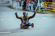 Dos kil&oacute;metros de descenso en patines en solo 127 segundos