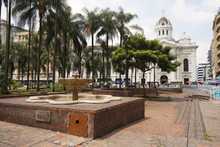 En la Plaza de Cayzedo volvi&oacute; a brotar el agua de las fuentes ornamentales