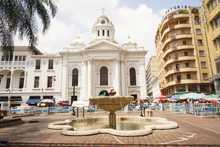 En la Plaza de Cayzedo volvi&oacute; a brotar el agua de las fuentes ornamentales