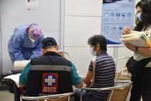 &iexcl;No hay excusas! Puntos de vacunaci&oacute;n y toma de pruebas, disponibles permanentemente en medio del quinto pico