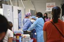 &iexcl;No hay excusas! Puntos de vacunaci&oacute;n y toma de pruebas, disponibles permanentemente en medio del quinto pico