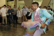 Con salsa y buen f&uacute;tbol, Cali recibi&oacute; al presidente de la FIFA 